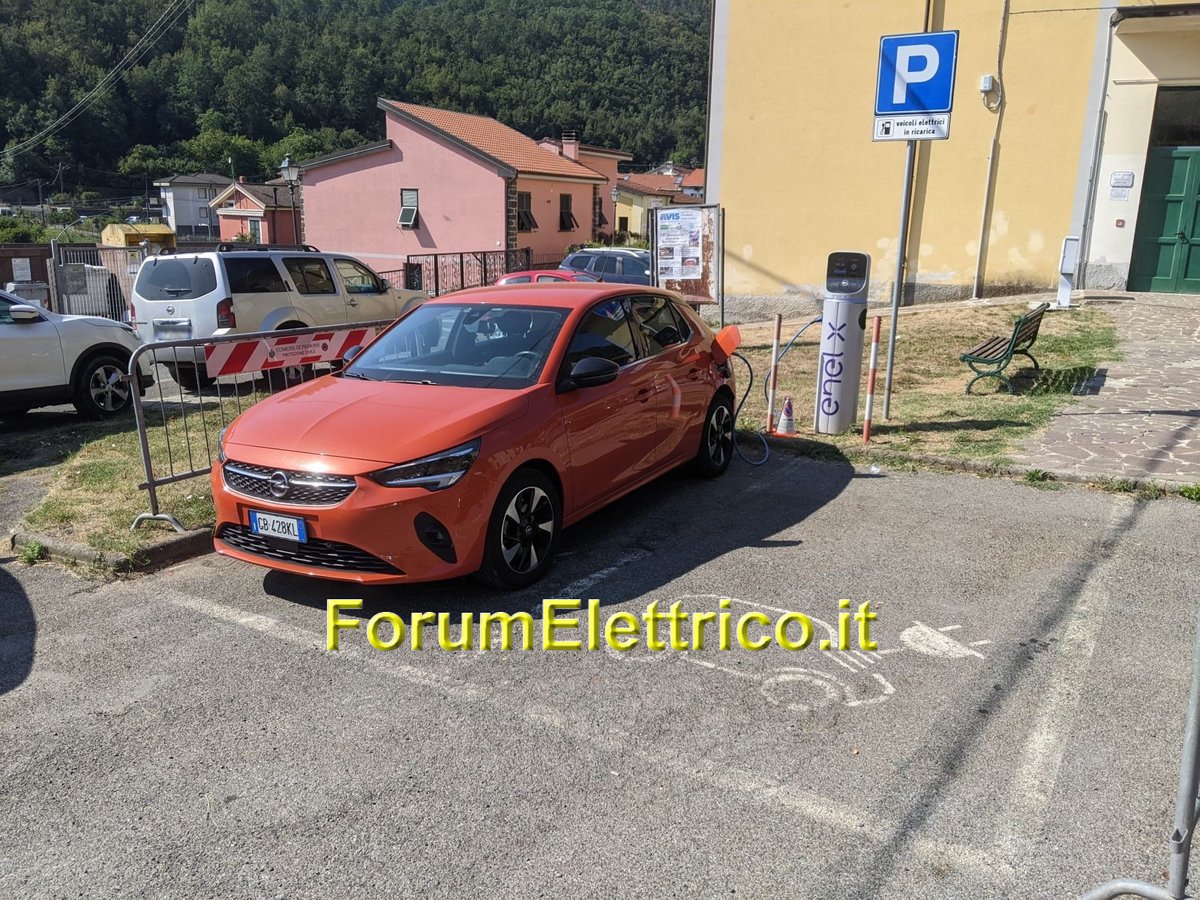 forumelettrico's tweet photo. La stazione di ricarica per veicoli elettrici Enel X da 15 kW situata a Pignone SP in Via Casale: in piazza troviamo l'unico bar e salendo nel borgo anche un ristorante ed una pizzeria https://t.co/9sIyaHoxtN #LaSpezia #Pignone #EnelX https://t.co/RI3fibVRBE