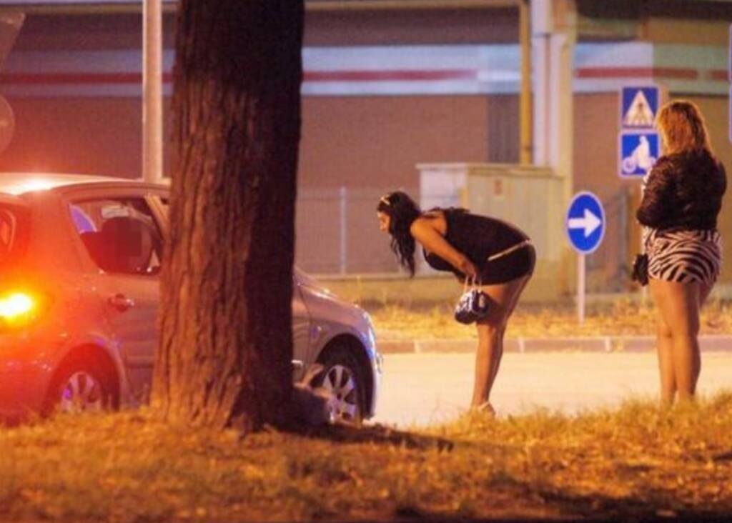 L'ASSOCIAZIONE PROSTITUTE ITALIANE (API) CHIEDE AL PRESIDENTE DEL CONSIGLIO #Draghi DI RIMANERE ALLA GUIDA DEL #governodeipeggiori #DiMaio #crisidigoverno #BottegaVeneta #DraghiVatteneSUBITO