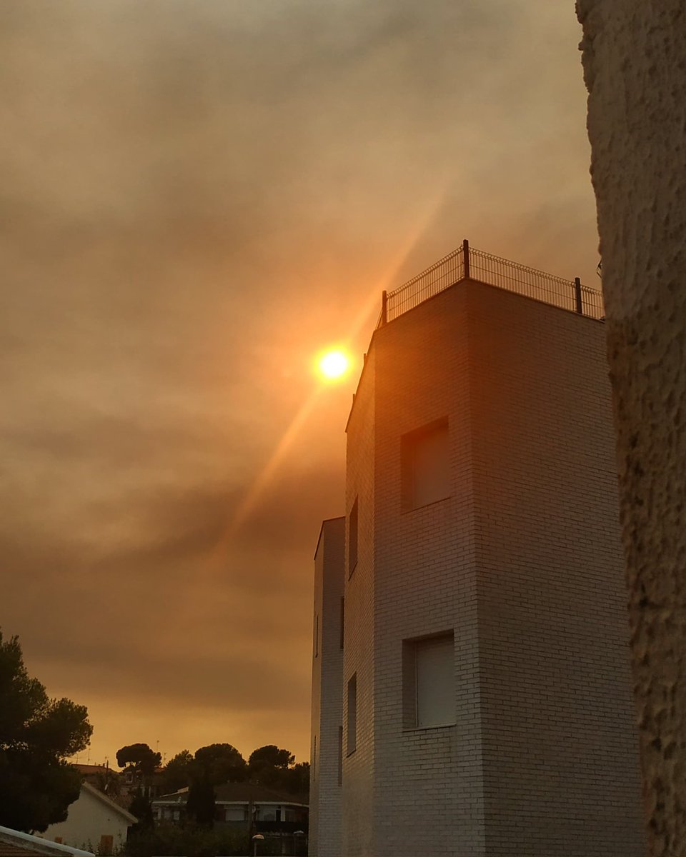Por desgracia ni son nubes de lluvia ni de tormenta... Algún incendio forestal cercano 😔🔥
#Cunit
<a href="/instacunit/">InstaCunit</a> 
<a href="/jaumecasanas/">Jaume Casañas</a> 
<a href="/gestadella/">GUILLEM ESTADELLA</a> 
<a href="/MariPoley/">MariPoley</a>