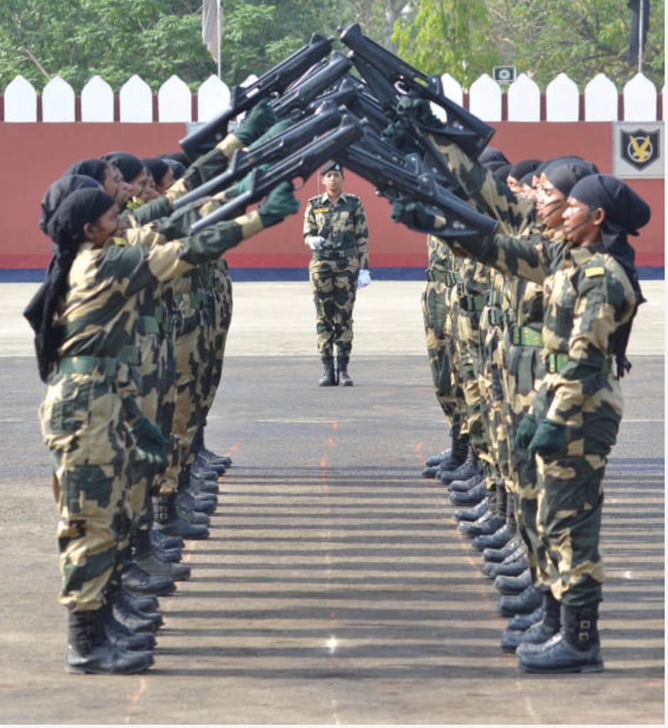 BSF_Rajasthan's tweet photo. 🄿🄸🄲🅃🅄🅁🄴 🅂🄿🄴🄰🄺🅂 🅃🄷🄾🅄🅂🄰🄽🄳 🅆🄾🅁🄳🅂
🇮🇳 🇮🇳
#BSF
#RifleDrill
#MahilaPrahari https://t.co/r3s0R4eHfP