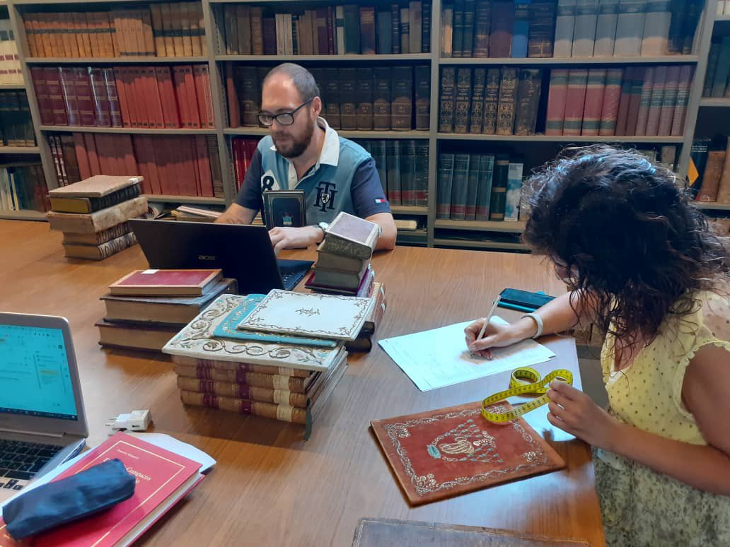 amalialibri's tweet photo. AMALIA al lavoro sul censimento delle #legature nelle biblioteche del Piemonte: le raccolte del territorio non smettono di stupirci per varietà, peculiarità e storica bellezza.
#reliures 
#bookbindings https://t.co/hUWOCnFclj