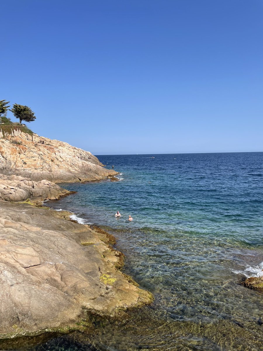 mariagamarragb's tweet image. Relaxing before #EMBOrnaLocalization and Local Translation with the girls @BaleriolaLab @aidadelacruzgb @JosuneImaz. What a nice place!! 🤩