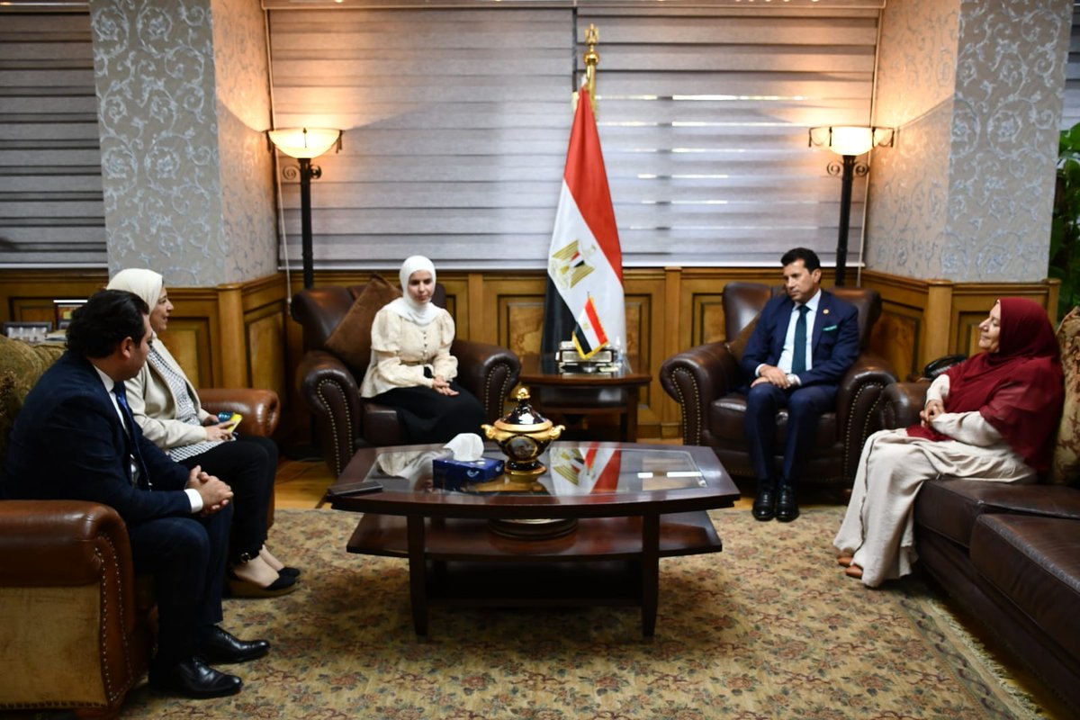 emysofficial's tweet image. قام وزير الشباب والرياضة د. أشرف صبحي، بتكريم الطالبة جهاد أحمد محمود بعد فوزها بالمركز الثالث على مستوى العالم في مسابقة الروبوت العالمية بإسم Robocup Asia Pacific التي أقيمت فى كلية الحاسبات والذكاء الإصطناعي بمدينة الغردقة.