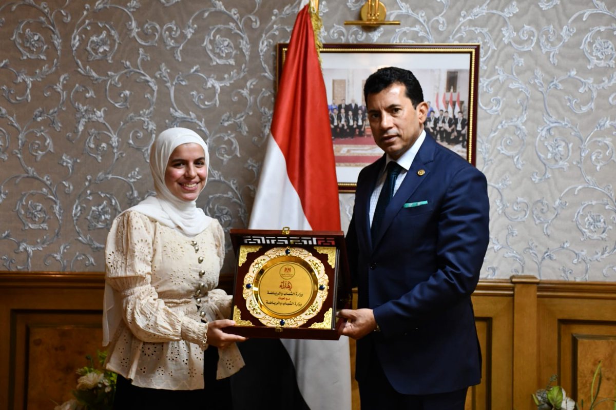 emysofficial's tweet image. قام وزير الشباب والرياضة د. أشرف صبحي، بتكريم الطالبة جهاد أحمد محمود بعد فوزها بالمركز الثالث على مستوى العالم في مسابقة الروبوت العالمية بإسم Robocup Asia Pacific التي أقيمت فى كلية الحاسبات والذكاء الإصطناعي بمدينة الغردقة.