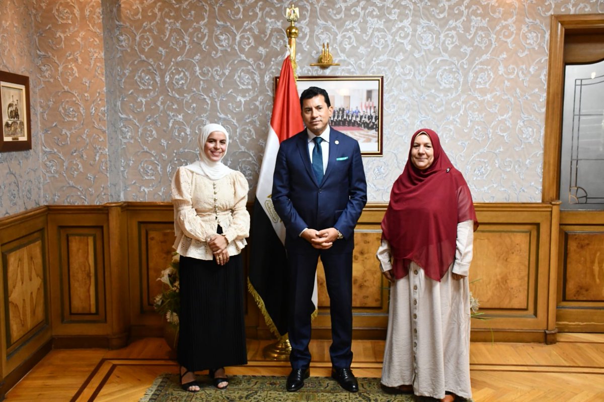 emysofficial's tweet image. قام وزير الشباب والرياضة د. أشرف صبحي، بتكريم الطالبة جهاد أحمد محمود بعد فوزها بالمركز الثالث على مستوى العالم في مسابقة الروبوت العالمية بإسم Robocup Asia Pacific التي أقيمت فى كلية الحاسبات والذكاء الإصطناعي بمدينة الغردقة.