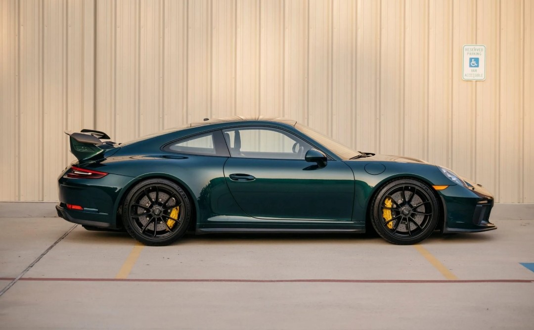 PorscheCIub's tweet photo. Paint-to-Sample Jet Green 991 GT3 https://t.co/GrOzH9kPHc