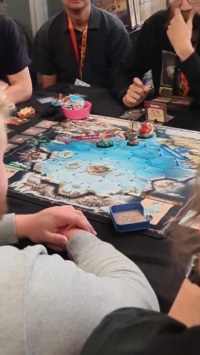 Maren_Hoffmann's tweet photo. Bei der #berlincon wurde ich als erste über Bord geworfen. Die Leute haben einfach kein Vertrauen. #feedthekraken #funtails https://t.co/g0hfuniuky