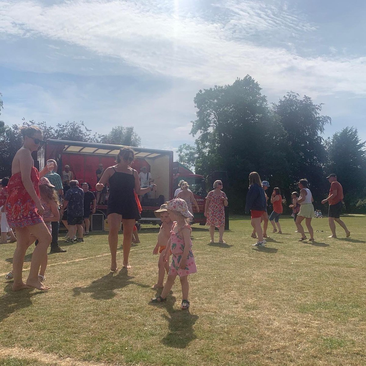 howdenashes's tweet photo. ❤️ Thank you everyone who came down for Picnic In The Park - looks like everyone had a great time!

Thank you for looking after our park by clearing up and looking out for everyone else in the heatwave. What a community we have 😍 https://t.co/a7He0kZpBw