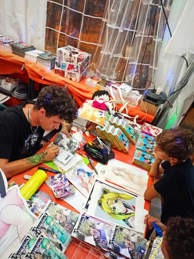 UpperComics's tweet photo. ✨🏖️ Vi aspettiamo con Luca Maffia al @RiminiComix davanti al palco! 🏖️✨
.
Venite a farvi dedicare Æthernal! 🔥
.
#uppercomics #manga #riminicomix #lucamaffia #aethernal #cyberpunk #shikishi #mangaart #mangareader #mangadrawing #mangashonen #mangalover #shonenmanga #shonen https://t.co/9lFF6PDIIe