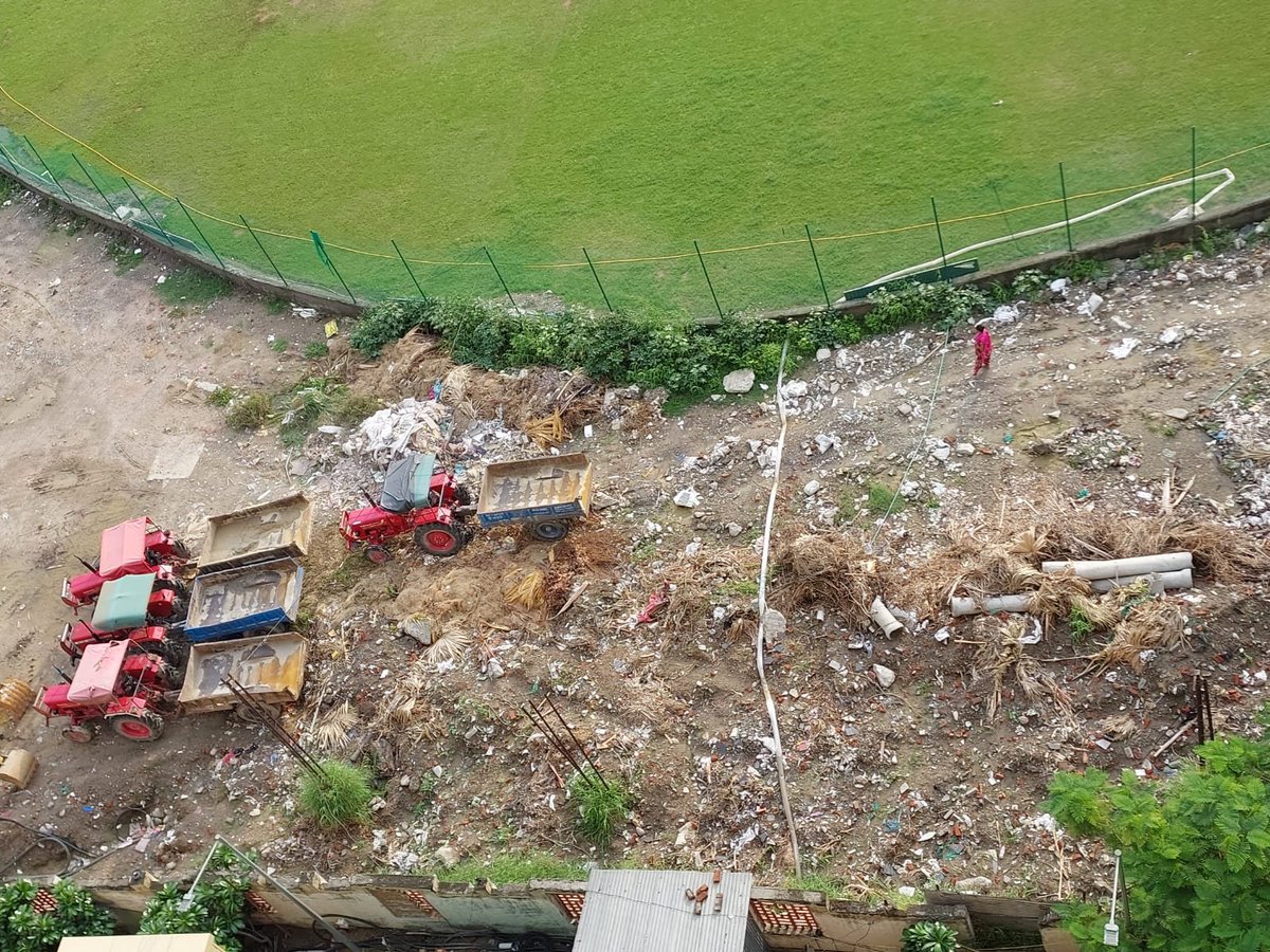 NSector75's tweet photo. #noidaauthority #SwatchBharatAbhiyan @CeoNoida @noida_authority @Noida7x 
Garbage dumped near plot7 of 
sector 75. https://t.co/mME0bNE8uh