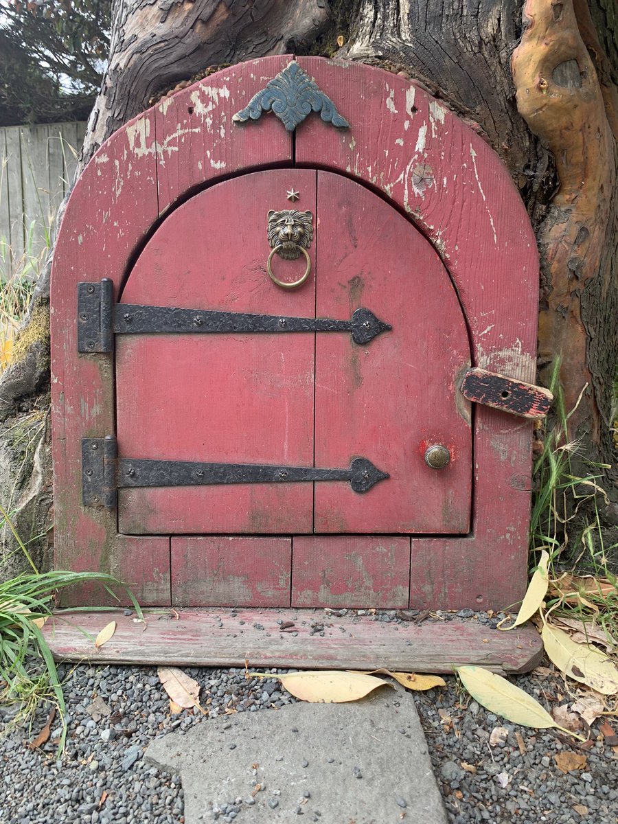 If you thought
behind this door
lived Inspiration
would you knock first?

#planetearthpoetry #summerwriting #openinginspiration #mysterydoors

~~~
📷:<a href="/fhaedra/">fhaedra</a>