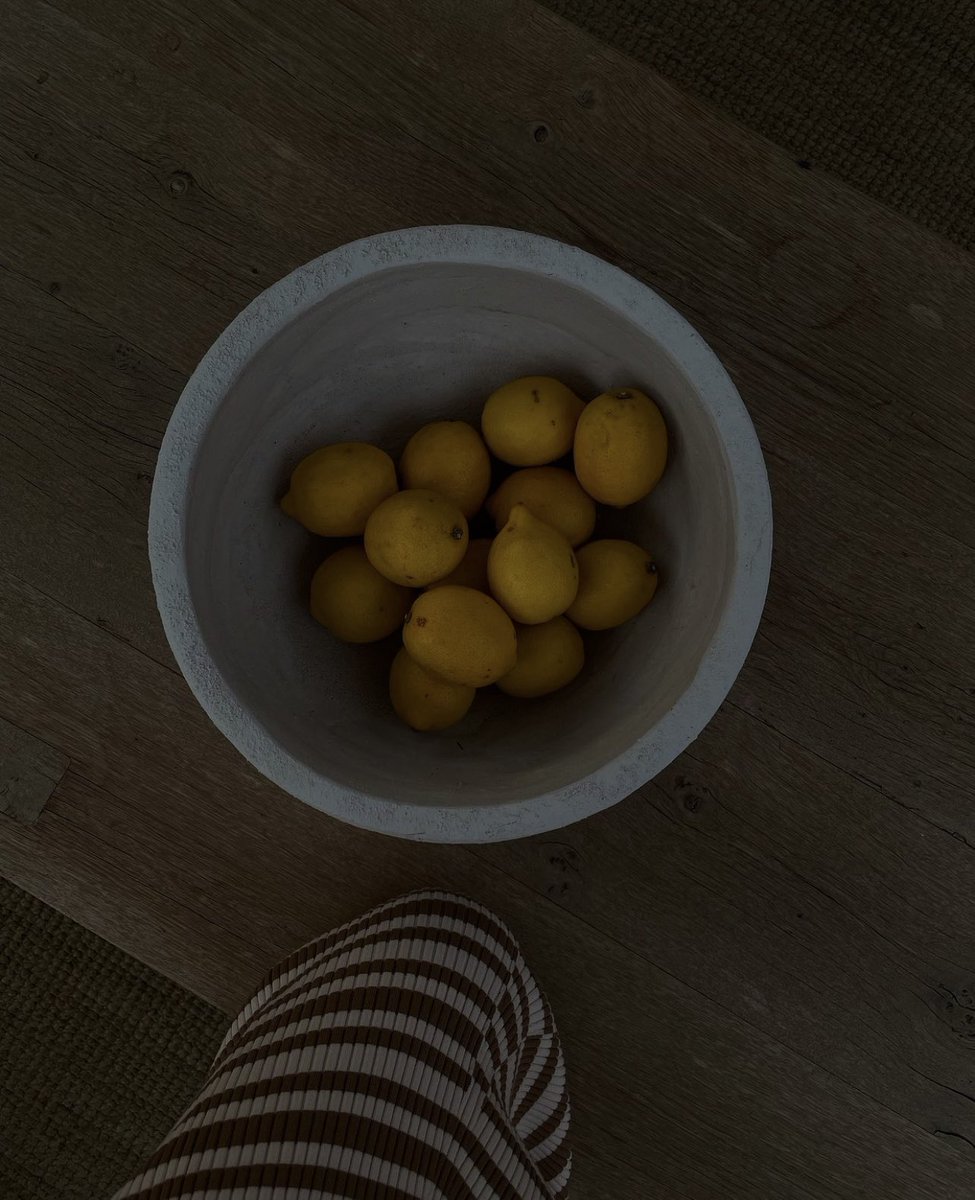 𝑃𝑖𝑎𝑛𝑜 𝑐𝑜𝑐𝑐𝑖𝑛𝑒𝑙𝑙𝑒
——
𝖤𝗍 𝗅𝖺̀, 𝖼’𝖾𝗌𝗍 𝗆𝗈𝗂 𝗊𝗎𝗂 
𝗍’𝖾𝗆𝖻𝗋𝖺𝗌𝗌𝖾 𝖽𝖾 𝗆𝖾𝗌 
𝖼𝗁𝖺𝗀𝗋𝗂𝗇𝗌,  𝖽𝖾   𝗆𝖾𝗌 
𝗌𝗎𝗋𝗉𝗋𝗂𝗌𝖾𝗌  𝖽𝖾   𝗆𝖾𝗌 
𝗇𝗎𝗂𝗍𝗌  𝗇𝗈𝗒𝖾́𝖾𝗌  𝖽𝖺𝗇𝗌 
𝗅𝖺 𝗍𝗂𝗌𝖾