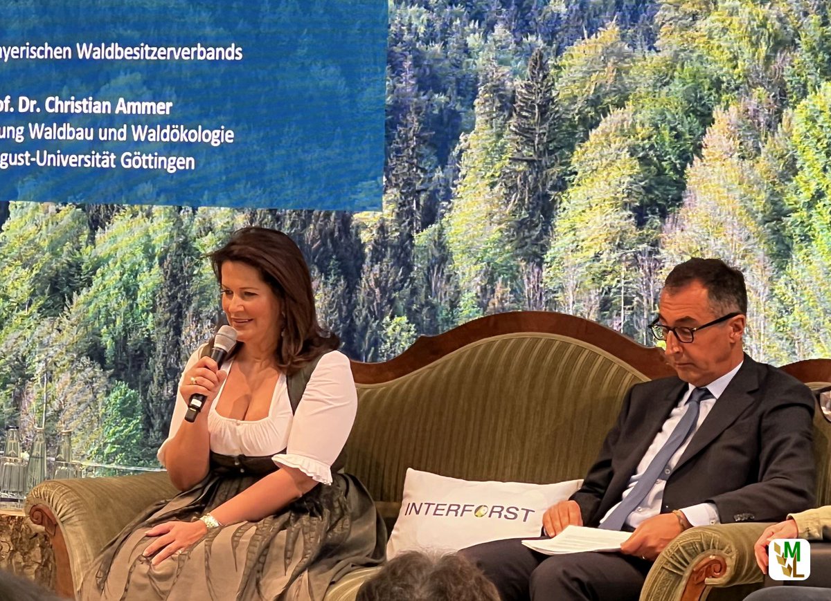 ModernLandwirt's tweet photo. Bayerns Agrarministerin Michaela Kaniber übergibt 10-Punkte-Maßnahmenkatalog an Bundesminister Özdemir
#ModernerLandwirt #Landwirtschaft #Agrar #agriculture
#Özdemir #Interforst2022 #Interforst #Kaniber #CemÖzdemir #MichaelaKaniber
https://t.co/Y1vppPwcoX https://t.co/HDA0oiQnip