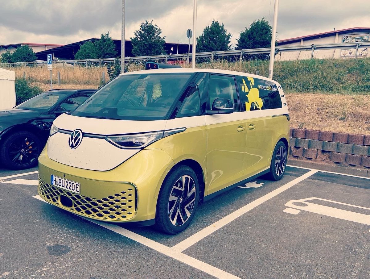 electricfelix's tweet photo. Michael 'Richter 📸 (#autoaid) spotted the ID BUZZ! Or was it a #BULLILOVEstories!
👀 at that interior!!
Fast charging at Globus Baumarkt Fulda, 🇩🇪
⚡️⚡️⚡️
Unfortunately left immediately upon his arrival, so no info on charging stats
#fastcharging
#bulli
#volkswagen
#IDBUZZ https://t.co/jCMBTr3S6j