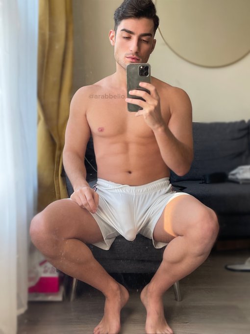 it's not easy to take a seated selfie... 🤩 https://t.co/nJc6mEj7Bp