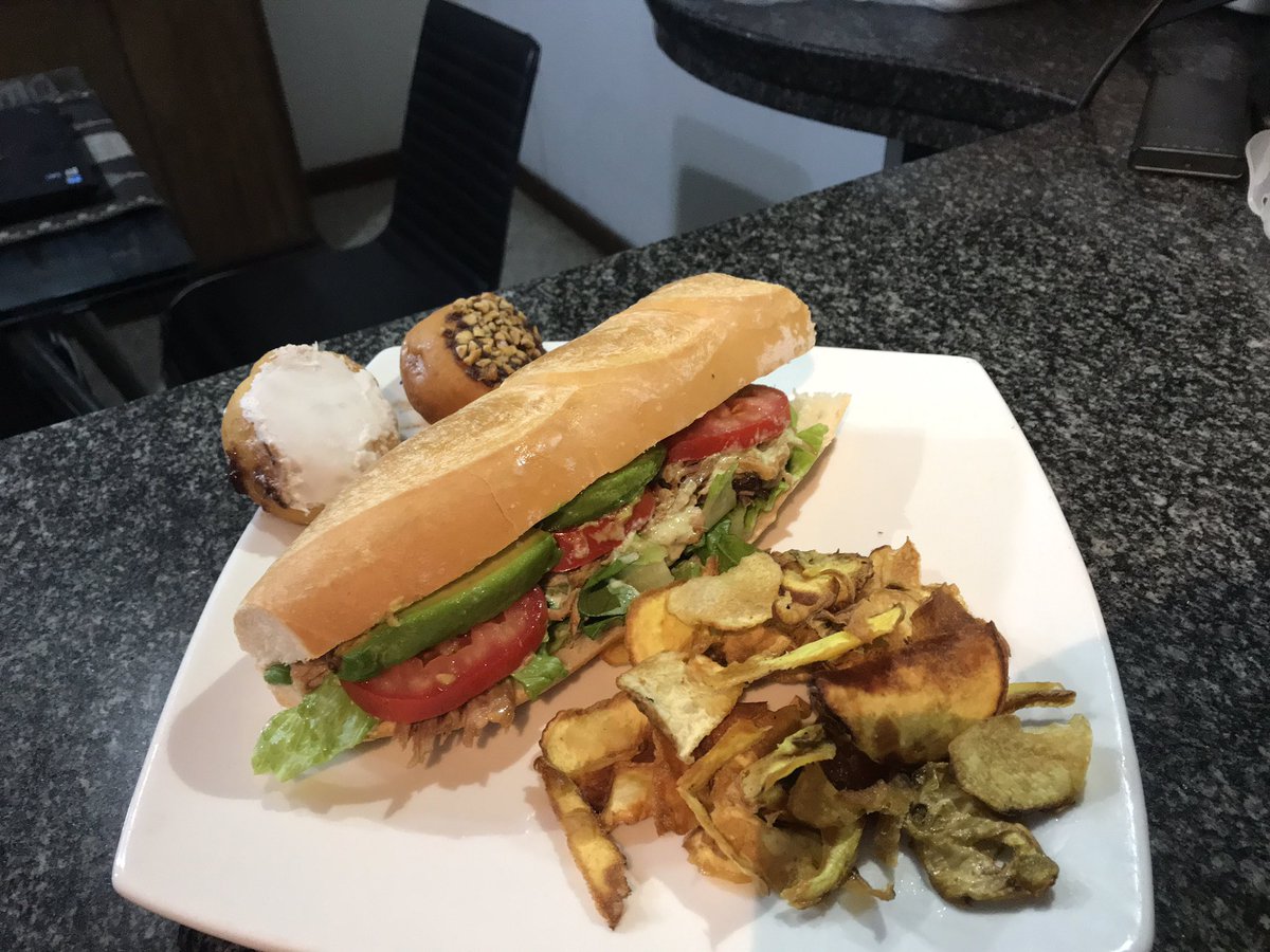 NorelisSayago's tweet image. Hoy vengo a presentarles mi nuevo emprendimiento. Con mucha ilusión y emoción comenzamos desde ayer a vender estos divinos sándwiches de pernil. 

Estamos en Instagram como @Lakantinaccs 

Tenemos bebida, postre y delivery GRATIS!! (Solo en Caracas) Apóyame con un RT