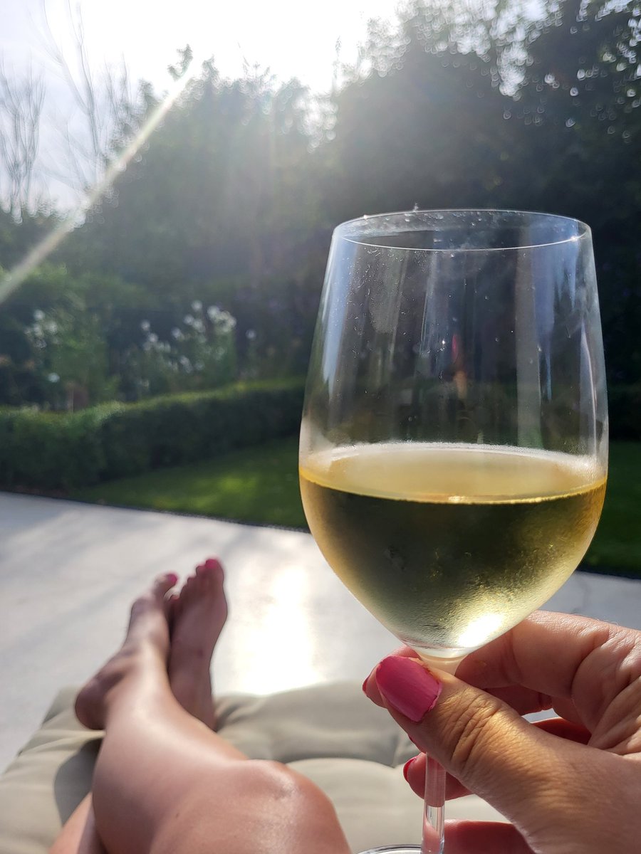 Nothing like a crisp Kloofstreet #Cheninblanc by <a href="/MullineuxWines/">The Mullineuxs</a> to end a glorious sunny weekend.
Thanks to <a href="/KinnegarWines/">Kinnegar Wines</a> we can enjoy these stunning boutique  #SouthAfricanWines in #Ireland.

Cheers to more #sunnysundays

#Chenin
#SaveSAWine 
#Kinsale
#summer2022