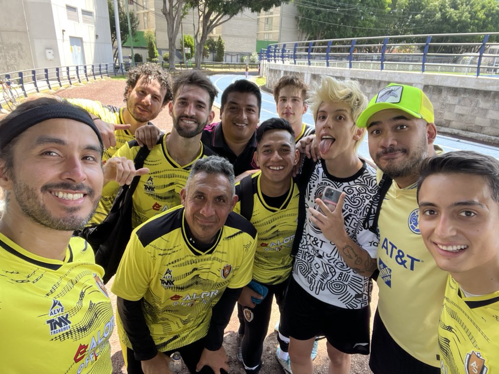 Domingo familiar con estos loquitos
<a href="/AlexMonthy/">Alex Montiel</a> <a href="/Humbrto/">Humberto Gutiérrez</a> <a href="/MikeMadrigaI/">✖ MIKI ✖</a> <a href="/joseveramx/">José Vera</a> <a href="/ochoacomunica/">Ochoa comunica</a> <a href="/bradmadrigal/">Brad Madrigal</a> <a href="/manchitas88/">MARCO CHAN</a> 
😎