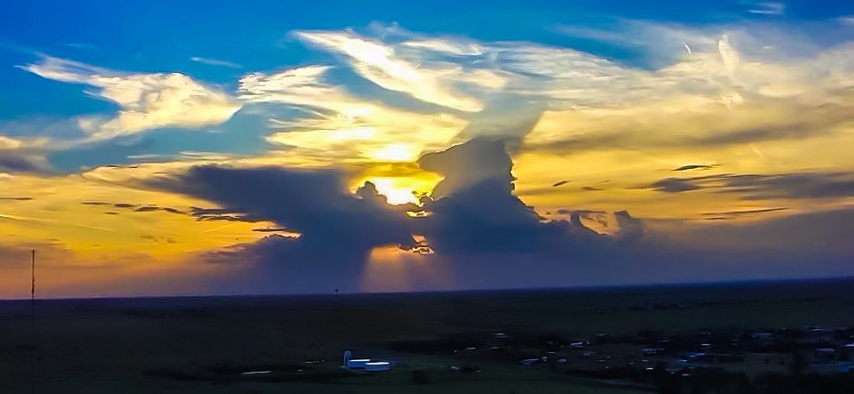 JohnHarrisWx's tweet photo. I took this picture with our Pampa Tower Camera two year’s ago, on this date. Very unique cloud pattern @JohnHarrisWx @KAMRLocal4News #KAMRwx #pampa #uniqueclouds #2020sunset https://t.co/4xZU6DC727