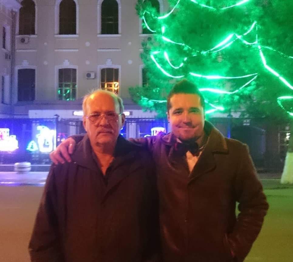 DeeMenshikov's tweet photo. Сегодня ровно пять лет, как ушёл легендарный Виталий Меньшиков (Progressor). В этот день я рад анонсировать скорый выход его третьей книги, которая увидит свет благодаря его друзьям и коллегам - Андрею Гаевскому, Александру Галину и Ашоту Хуршудову.
🙏
#progressor 
#TheMenshikovs https://t.co/tvypdU8neM