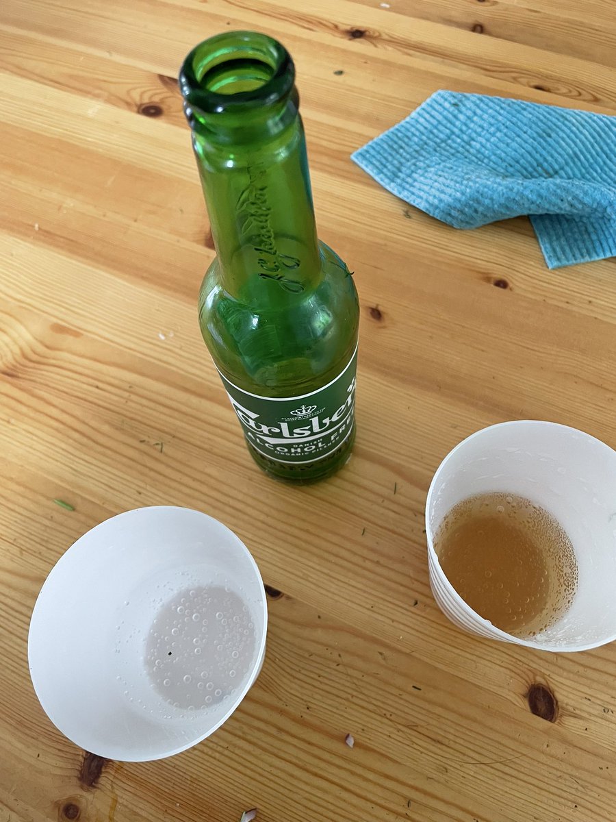 VestlundMalin's tweet photo. Dricka slattar som småbarnsförälder. Sambons alkoholfria öl.  Dotterns äpple Festis.  Och sonens Loka. Med en död suspekt flygfä i. ✅ https://t.co/kln1L6sdek