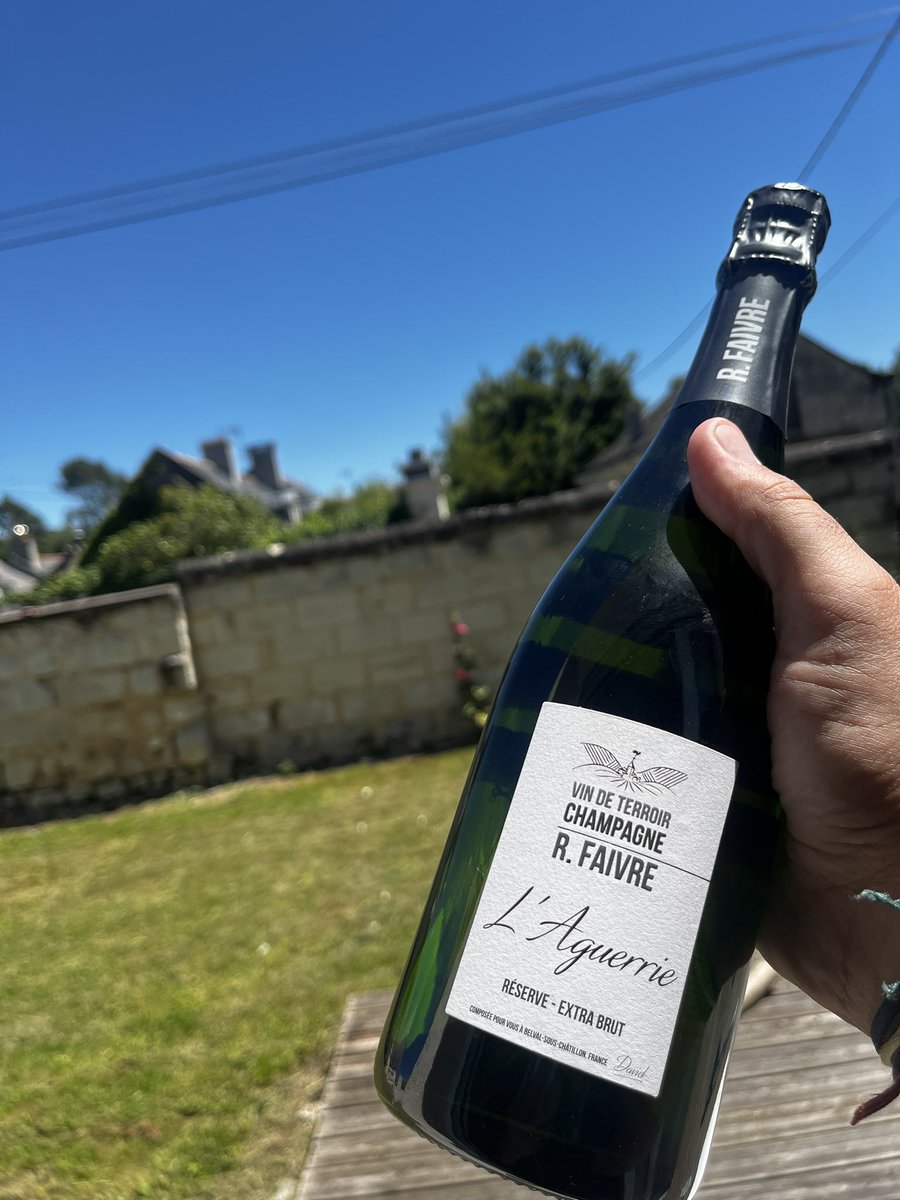 Alleluyah !!! <a href="/ChampagneFaivre/">David FAIVRE</a> !
Mon frère m’en a gardé une de côté. On va enfin pouvoir la déguster !!!