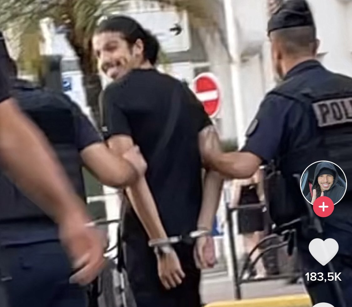 untarantinooo's tweet image. Il souris en se faisant arrêter zhma c Gold D Roger mdrr