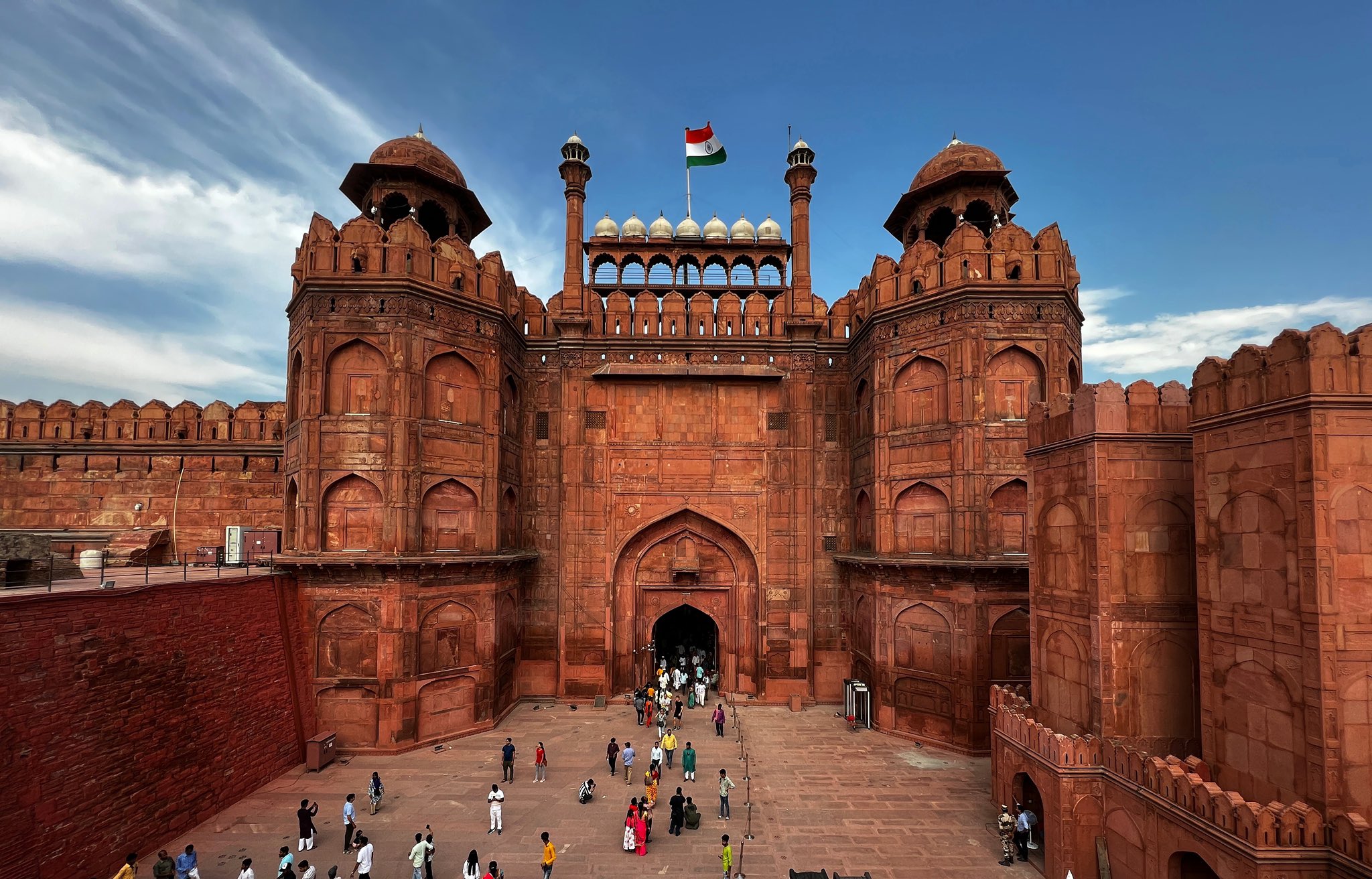 Janhwij Sharma on X: "Lahoro Gate and the fortification, Red Fort, Delhi (17th Cen CE). One of the principle entrances to the Red Fort (the other one being Delhi Gate) opposite Chandni