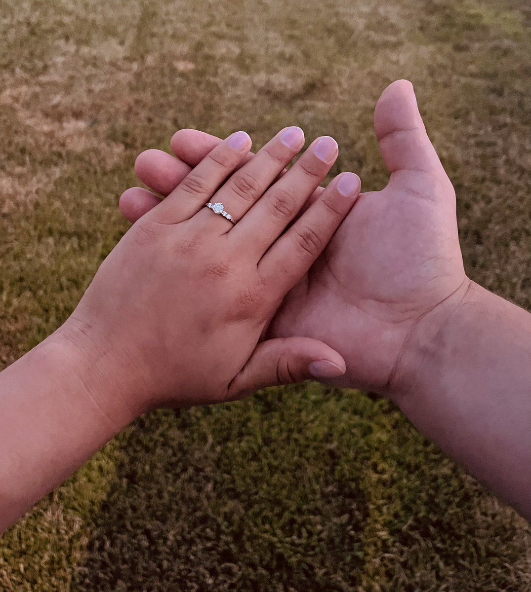Isaaa_v2's tweet photo. ♥️💍😭🎉 @gomezl_6 https://t.co/GS3psDB30b