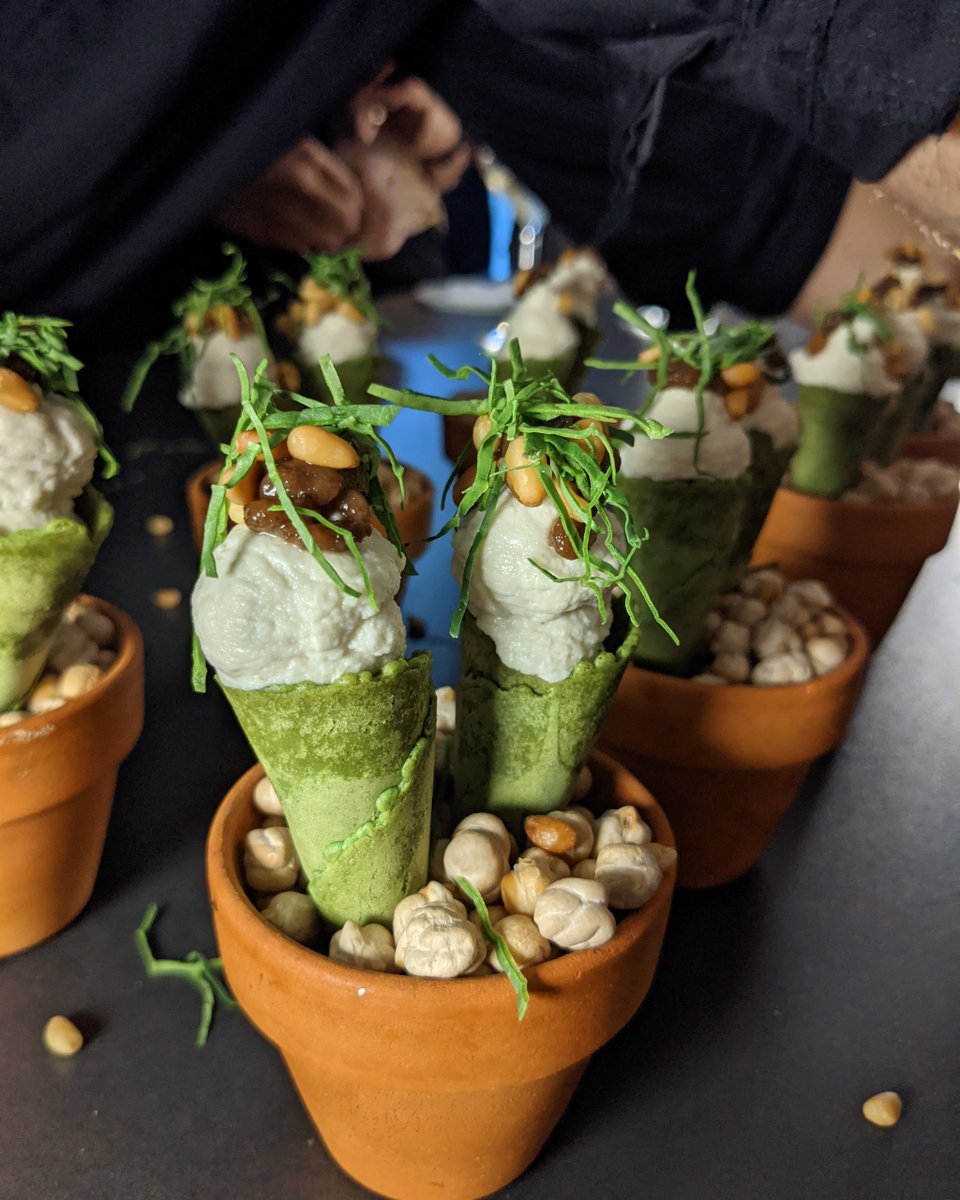 ¿Postre o aperitivo? 🍦💚
. 
Adivina los ingredientes que componen esta elaboración. Pista: la crema oscura es de pasas. 
.
#aperitivo #cono #menudegustación