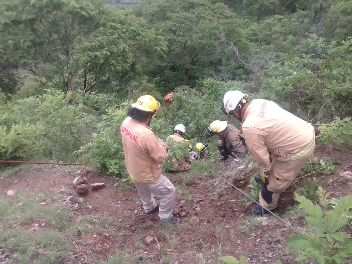PCJalisco's tweet photo. #Destacado esta mañana 👨🚒 de #BaseCentral en coordinación con @UMPCyBZ sobre el km 32 de la carretera a Saltillo realizaron el rescate de dos personas que caen en un vehículo a un barranco de 50 metros de profundidad.
1/2 https://t.co/hNyWI712FL