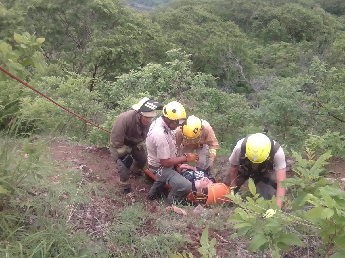 PCJalisco's tweet photo. #Destacado esta mañana 👨🚒 de #BaseCentral en coordinación con @UMPCyBZ sobre el km 32 de la carretera a Saltillo realizaron el rescate de dos personas que caen en un vehículo a un barranco de 50 metros de profundidad.
1/2 https://t.co/hNyWI712FL