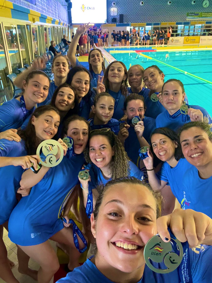 cnboadilla's tweet photo. #WP #CEJF22
Final
@cnmataro
10-9
@cnboadilla
Final #espectacular en la que pudo ganar cualquier #equipo 👏👏
Nuestra más sincera #enhorabuena al rival y a nuestras #guerreras por traerse una valiosísima #plata a #Boadilla
Definitivamente #elpololopeta
#vachiquis
#orgullosisimos https://t.co/jCJYUAEL1A