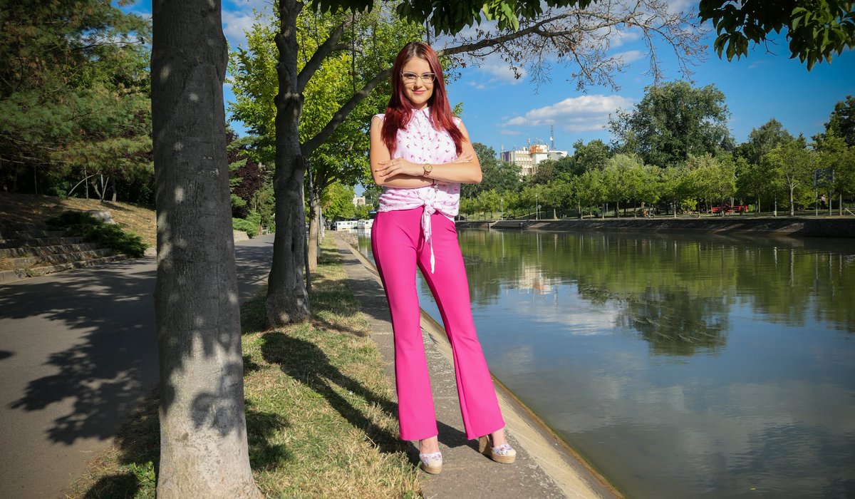 GirlsClothesF's tweet photo. WOMAN PINK PANTS
video here> https://t.co/c91mkbWwey 
Perfect pair of women's pink pants. Walking in the sun near river. 
#womanpants #fashion #pinkpants #FashionPhotography #FashionModel https://t.co/qOQ2Abv83t