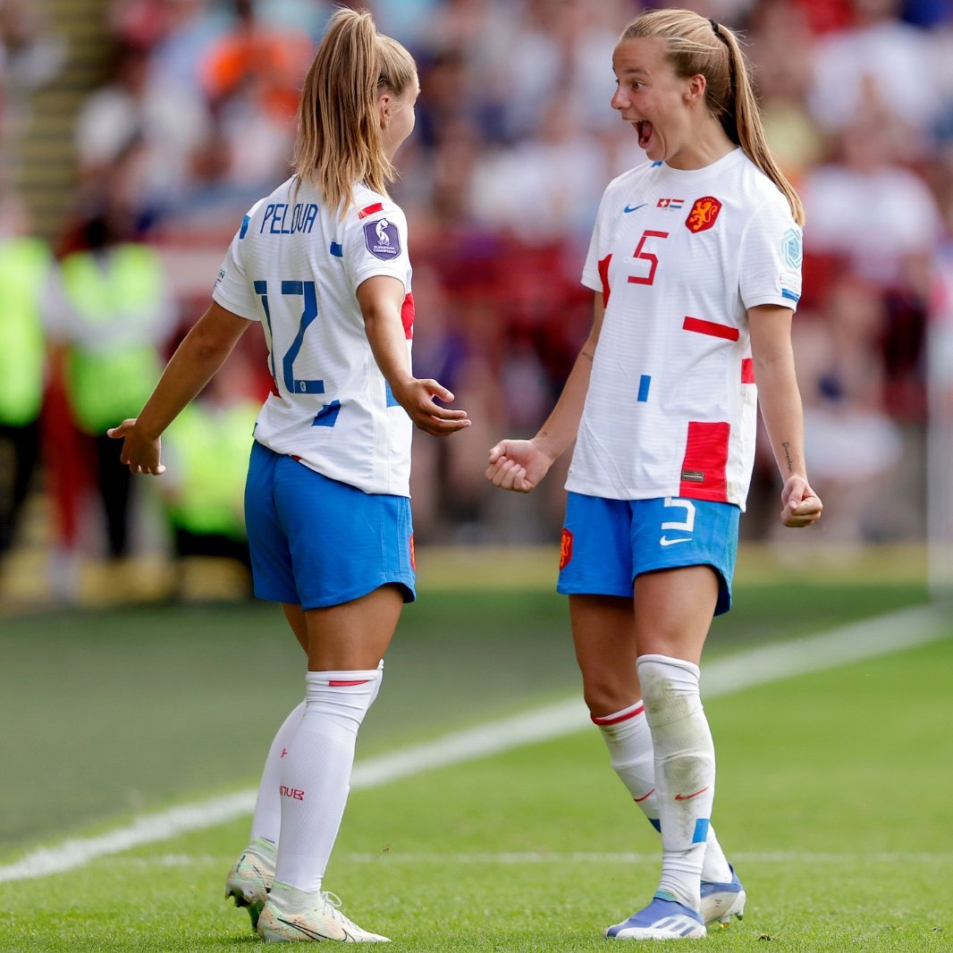 oranjevrouwen's tweet photo. DIE LAATSTE 10 MINUTEN! 🎢🤯

#WEURO2022 #SUINED https://t.co/VwrI44sKkq