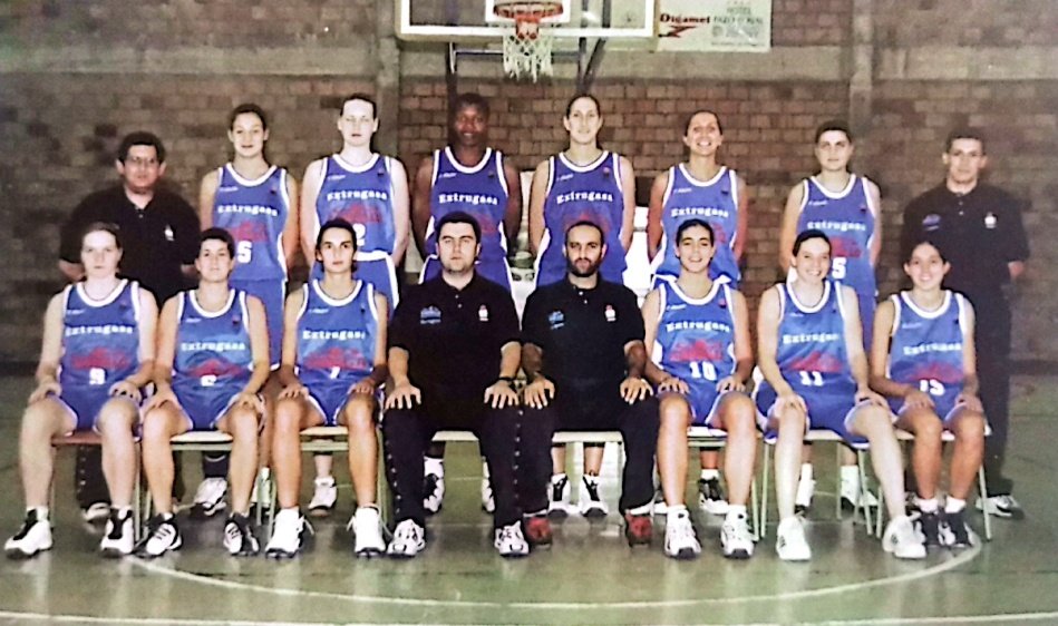 AgrasFernando's tweet photo. La etapa de ambos que se comenta en la entrevista, #Extrugasa Vilagarcía #LigaFemenina 2000/01 #historiabaloncestogalego https://t.co/0FewmKIzTu