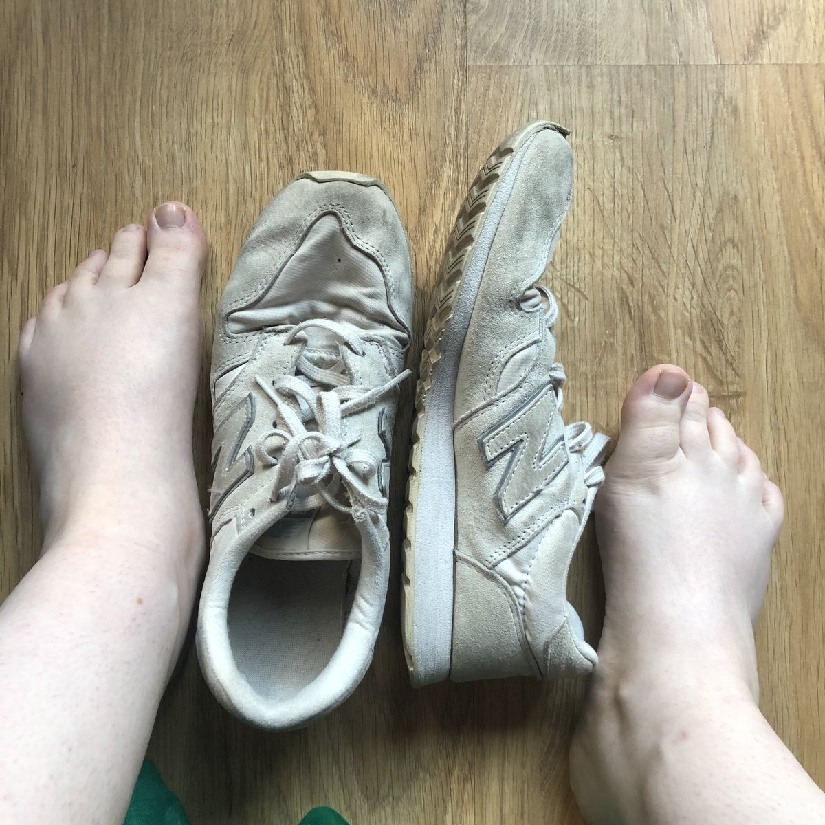 sexy_LolaDEL's tweet photo. Je vends mes #newbalances blanches et odorantes 30β¬ https://t.co/BzGtLOX05f