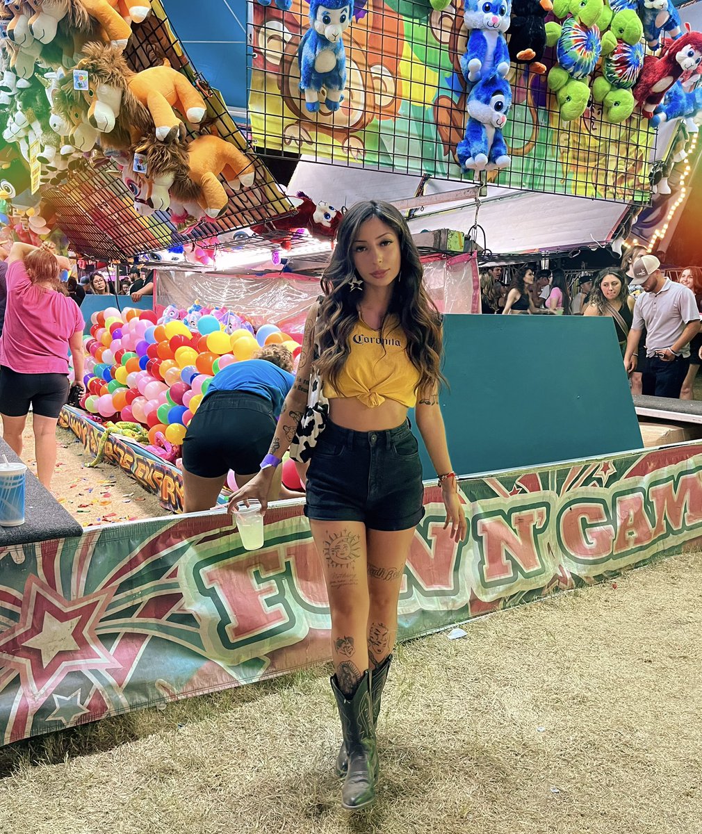 kissmycassieee's tweet photo. 🎡 https://t.co/duNIVmFglE