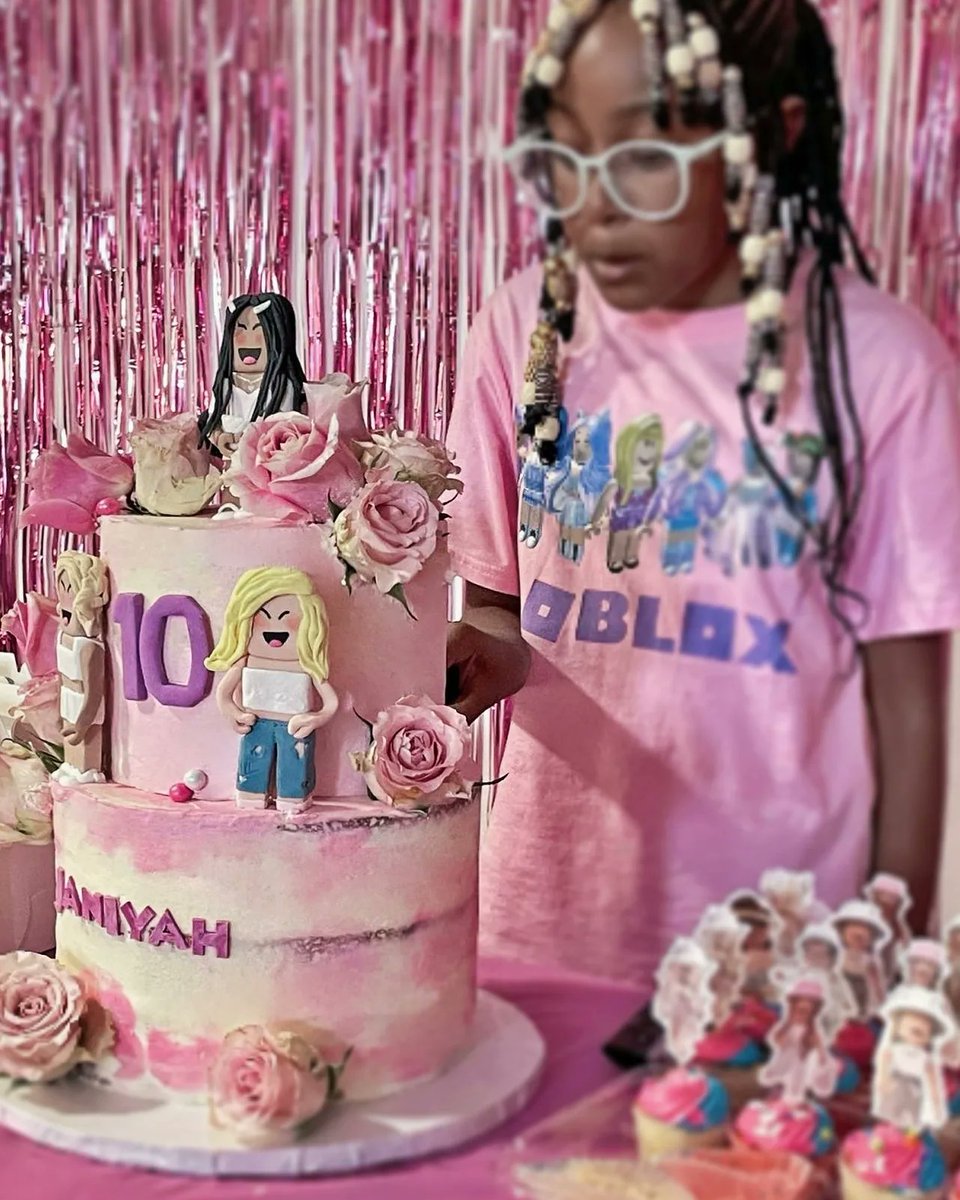 TreatsSumptuous's tweet image. Roblox Theme Birthday Girl Cake

#robloxbirthday #robloxcake #robloxtrend #robloxbirthdaycake #robloxgirls #seminakedcake #kidsbirthdaycakes #robloxgirl #robloxavatar #robloxparty #robloxbirthdayparty #10thbirthday  #sumptuoustreats #robloxkids 

instagram.com/sumptuoustreats