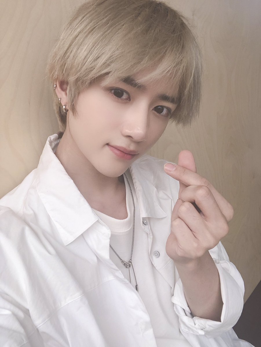 togetherxtoday's tweet photo. L͟isto (y hasta peinado) para #aeversedebut, porque como ya todo el mundo sabe yo colecciono 𝑏ops y #猟ー𝐌amba 🔊 es el siguiente en mi lista de pendientes. Atentos, que æverse llegó para comerse la lista de Billboard y todas las demás. :-!

 작은 · 𝚋unny 🥕 #𝑙exie ˖ 𖥧 ִֶָ https://t.co/TIB6mwaMgo