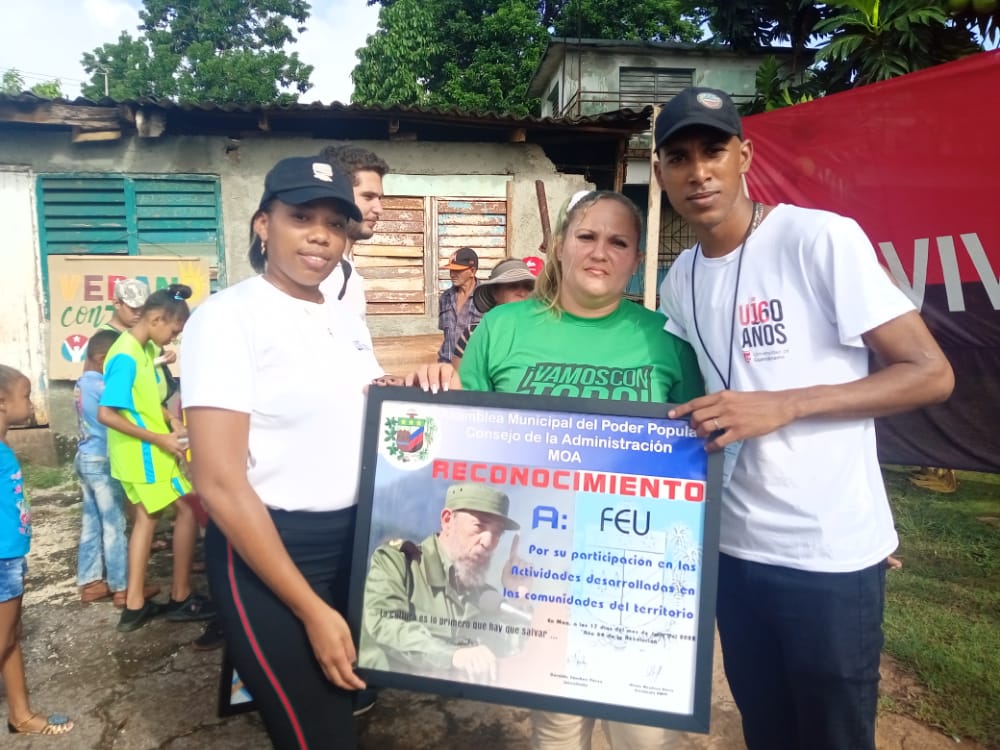 filial_moa's tweet photo. Recibe también la #FEU de la FCMoa y de la UMoa reconocimiento por su trabajo en las comunidades, identificándose como un ejército de luz que llega a todos los rincones del país. ✊💯🇨🇺 #Revolucionando #RumboAlCentenario

@UCMHolguin @FeuCuba
@gamezleyva_cu @Carrasco1299 https://t.co/yz5vsq8zrD