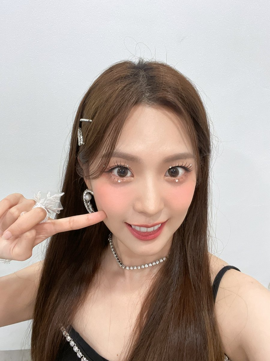 i_lbrasil's tweet photo. 💙||Atualização||💙

 I.L no twitter:

O primeiro VLive do IRRIS!!!!! Todos vocês se divertiram??!! 🤍🤍 Foi muito divertido e nos divertimos nos comunicando com nossos fãs 🐰🐰 Verei você no futuro ❤️❤️

#IRRIS #아이리스 #I_L #아이엘 https://t.co/VuM2dOX5dp