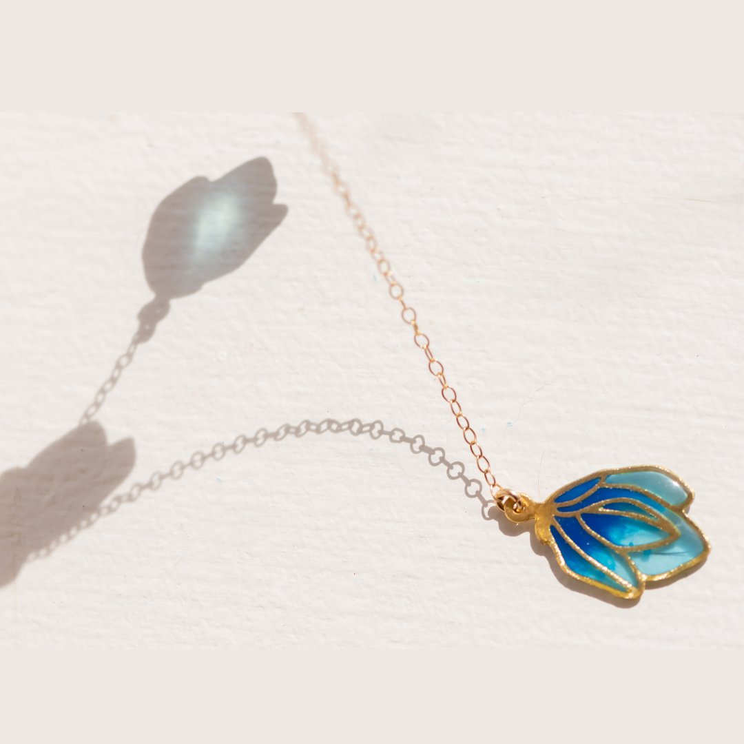 fiorsojewellery's tweet photo. #blue #light #shadow. Our Spring Bud Necklace. Now available @brownthomas
#brownthomas #btcreate #necklace #necklaceoftheday   #necklacelover #necklaceaddict #jewellery #jewelry #maximalist #jewelleryoftheday #jewelryoftheday #jewellerylover #jewellerylove #jewellerydesign https://t.co/oa5RPkScns