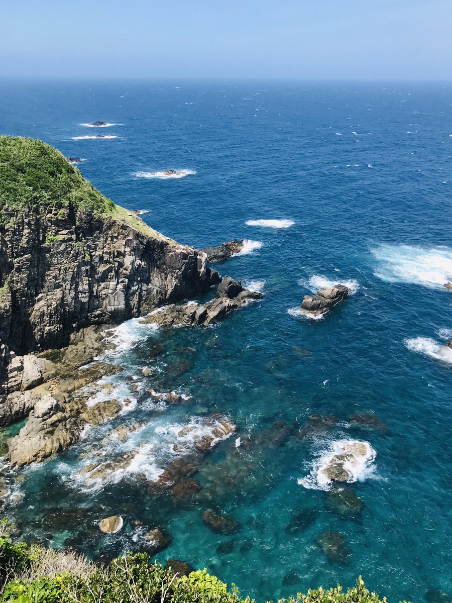 おはようございます 今日の昼頃から天気下り坂〜 でも今週の予報がちょっと良くなってきてますね☺️ 天狗鼻 足摺岬展望台より📸 断崖絶壁すごく高いです💦