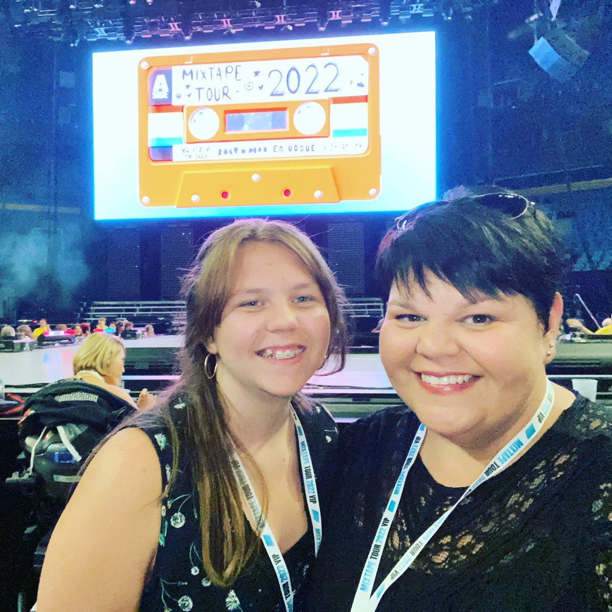 kim_hogeveen's tweet photo. So happy to share this experience w/ my kiddo. #BabyBH @NKOTB @DonnieWahlberg @dannywood #JordanKnight @joeymcintyre @JonathanRKnight 

#NKOTB #Blockheads #BHlove #MixTapeTour #MomDaughterDay #concert #earlybirthdaygift #MeetAndGreet #loveeternal #Buffalo https://t.co/YBAYqNxxHT