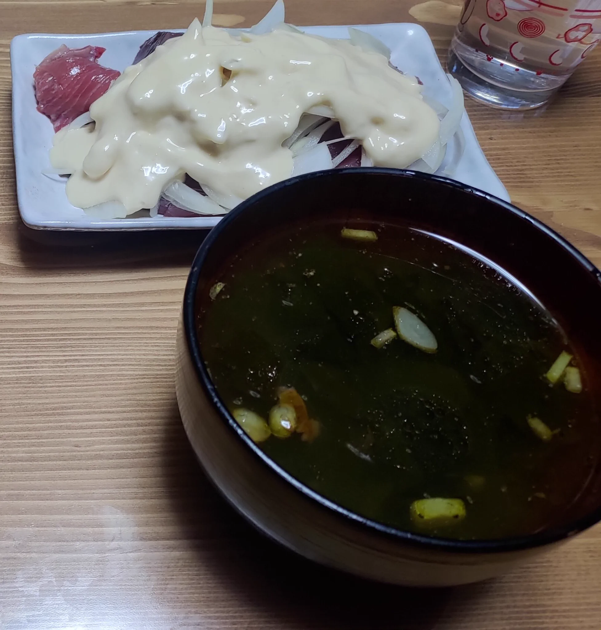 美味しんぼで紹介されたニンニクとワカメのスープも簡単でオススメです。
夏バテ防止したいなら牛脂身ではなくオリーブオイルでニンニクを炒め、牛骨や鶏ガラのスープではなく包丁で細かく叩いた梅干しと水を入れて、仕上げはごま油を使わず塩胡椒だけで味付けするいい感じになります。  