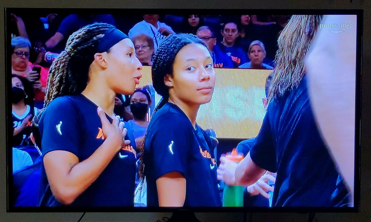 sueonline's tweet photo. Put these @ArizonaWBB #PROCATS in @wnba game in Phoenix. #thisis #wildcat4lifecountry #fansrule https://t.co/VAGkkaIs74