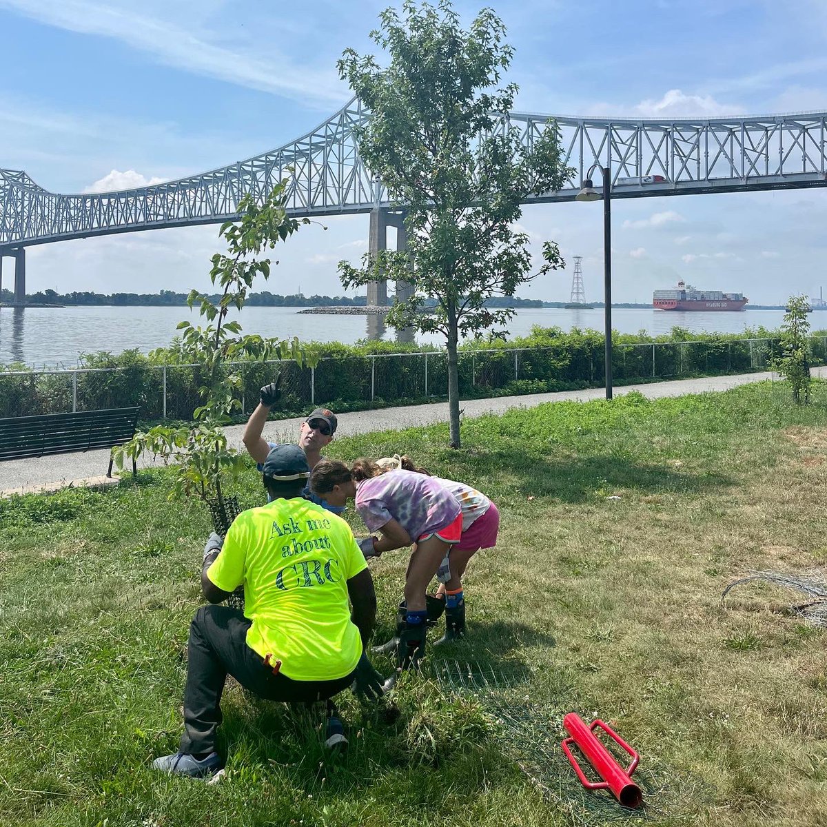 CRCWatersheds's tweet photo. Keeping our watersheds clean! This weekend we partnered with 9th Street YCC in Chester to clean up trash and maintain trees at Barry Bridge Park! Thanks to all the volunteers who helped in our mission to protect our natural resources along #ChesterCreek! #delco https://t.co/IIwwLuCE8P