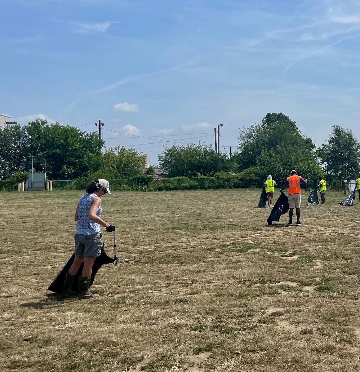 CRCWatersheds's tweet photo. Keeping our watersheds clean! This weekend we partnered with 9th Street YCC in Chester to clean up trash and maintain trees at Barry Bridge Park! Thanks to all the volunteers who helped in our mission to protect our natural resources along #ChesterCreek! #delco https://t.co/IIwwLuCE8P