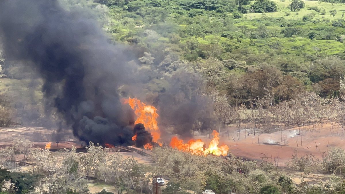 TareckPSUV's tweet photo. 3/3 Junto a la Clase Trabajadora de PDVSA, FANB, personal técnico y bomberos, lograremos recuperar, en lo inmediato, nuestro gasoducto; a la vez de ir tras los responsables materiales directos y los que la planificaron, para su captura y enjuiciamiento por estos hechos criminales https://t.co/bmPMr3rabX